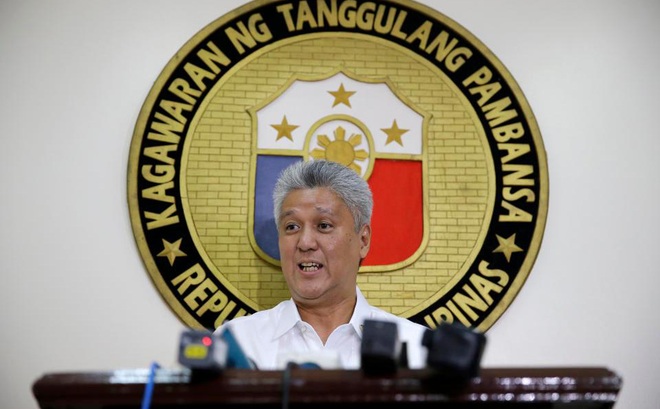 Phát ngôn viên Bộ Quốc phòng Philippines Arsenio Andolong