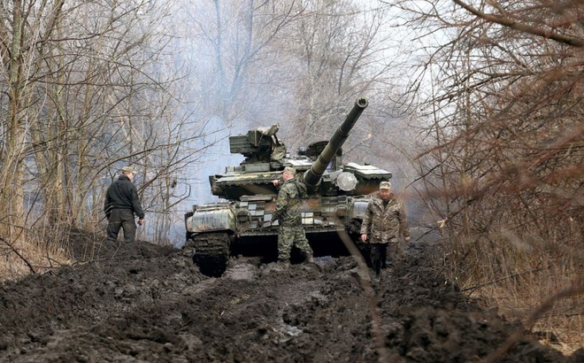 Các quân nhân Ukraine và một chiếc xe tăng ở Lysychansk, miền đông Ukraine ngày 7/4. Ảnh: AFP