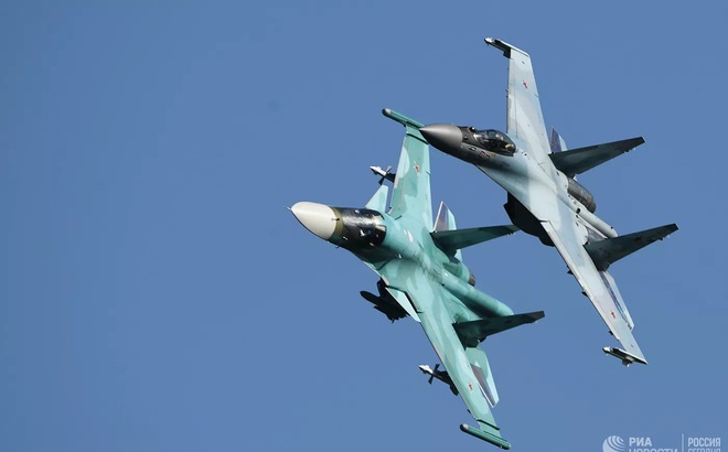 Các máy bay tiêm kích đa năng Su-35 và Su-34 của Không quân Nga. Ảnh: RIA.