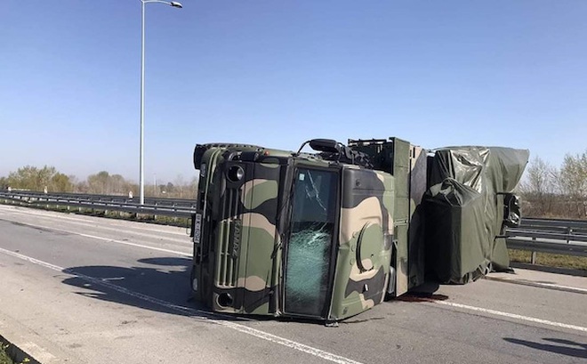 Chiếc xe bị lật nhào trên đường cao tốc gần thủ đô Belgrade (Siberia). Ảnh: Global Defense
