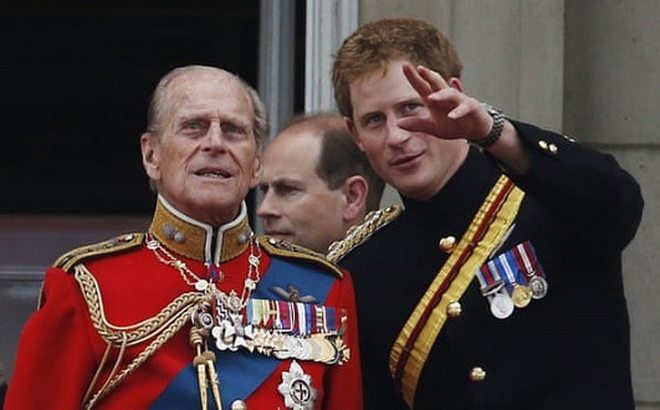 Bức ảnh của Hoàng tử Harry cùng với ông nội là cố Hoàng thân Philip vào năm 2014. Ảnh: AP.