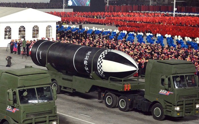 Tên lửa đạn đạo phóng từ tàu ngầm (SLBM) Pukguksong-5 được Triều Tiên trình làng trong lễ diễu binh ở thủ đô Bình Nhưỡng vào ngày 14/1. (Ảnh: KCNA)
