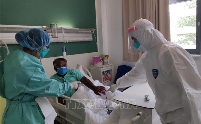 Nhân viên y tế điều trị cho bệnh nhân mắc COVID-19 tại bệnh viện ở Vientiane, Lào ngày 11/4/2020. Ảnh tư liệu: THX/TTXVN