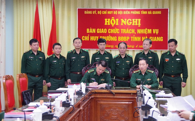 Bàn giao Chỉ huy trưởng Bộ đội Biên phòng tỉnh Hà Giang.