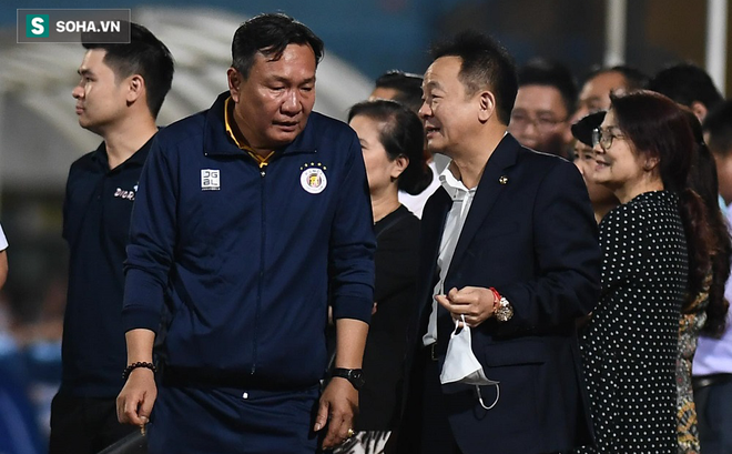 Bầu Hiển vui ra mặt, nắm chặt tay động viên Hà Nội FC trước ngày có 
