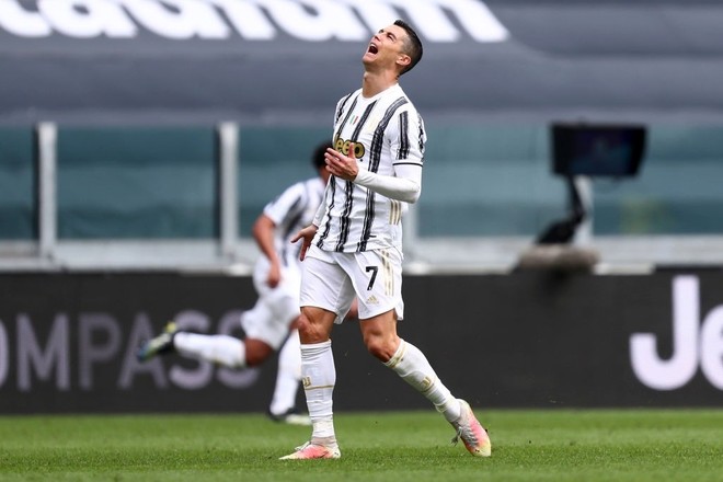 Ronaldo bỏ lỡ cơ hội khó tin, gây tranh cãi khi ném phăng áo đấu của Juventus - Ảnh 1.