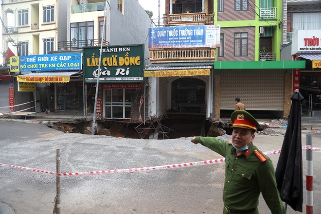 Hố tử thần ở Hà Nội tiếp tục mở rộng, các chuyên gia vẫn đang tìm nguyên nhân - Ảnh 4.
