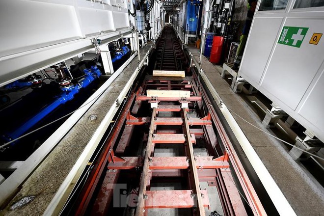 Cận cảnh rô-bốt đào hầm metro vận hành trong lòng đất - Ảnh 4.