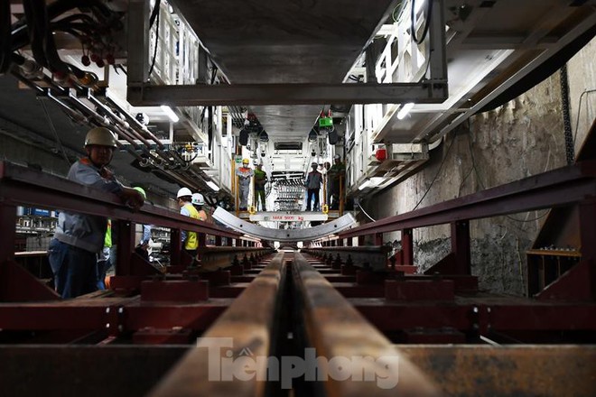 Cận cảnh rô-bốt đào hầm metro vận hành trong lòng đất - Ảnh 5.