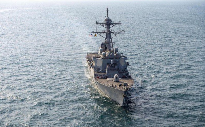 Tàu khu trục mang tên lửa dẫn đường lớp Arleigh Burke USS John Paul Jones trong cuộc tập trận hải quân Defender 21 ở Vịnh Ba Tư, ngày 24 tháng 1.