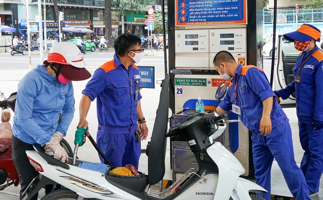 Giá xăng dầu đột ngột giảm sau 8 lần tăng liên tiếp