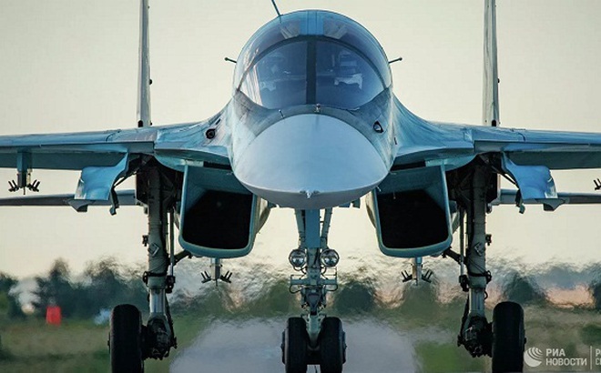 Su-34 là mẫu máy bay hai chỗ ngồi song song duy nhất trong gia đình Su-27. (Ảnh: RIA)