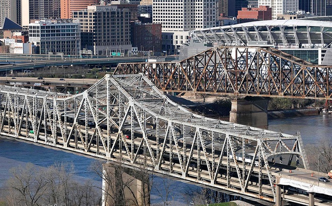 Cầu Brent Spence bắc qua sông Ohio. Ảnh: AFP