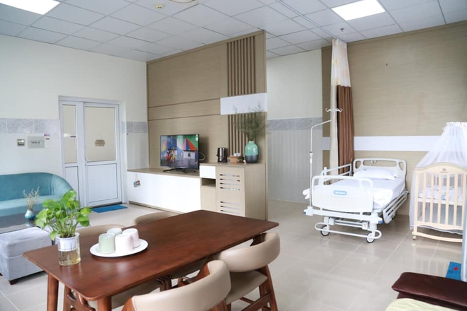Phòng Deluxe 4 triệu đồng/ngày của Bệnh viện Từ Dũ: Đi đẻ như nghỉ dưỡng khách sạn 5 sao, có sofa bàn trà, bàn ăn, TV, nôi cho bé - Ảnh 1.