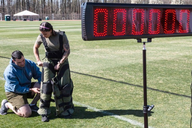 Nữ quân nhân Mỹ mặc bộ đồ chống bom 45kg chạy lập kỷ lục thế giới - Ảnh 4.