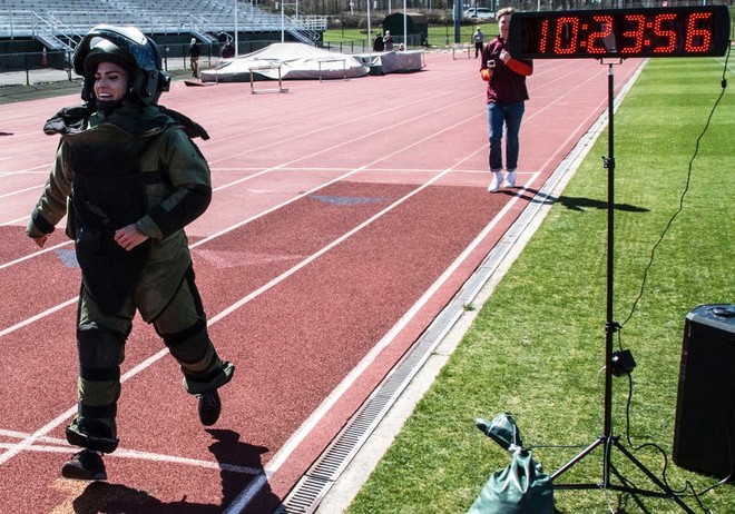 Nữ quân nhân Mỹ mặc bộ đồ chống bom 45kg chạy lập kỷ lục thế giới - Ảnh 6.
