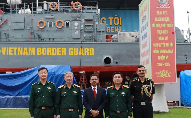 Đại sứ Ấn Độ Pranay Verma ( giữa) và các quan chức Bộ Quốc phòng Việt Nam tại lễ hạ thủy và đặt ky tàu tuần tra cao tốc. Ảnh: ĐSQ Ấn Độ tại Việt Nam cung cấp.