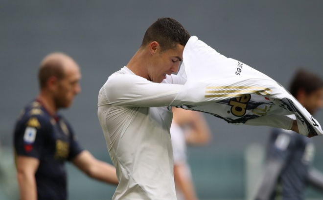 Ronaldo ném áo đấu của Juventus sau trận đấu. Ảnh: Getty