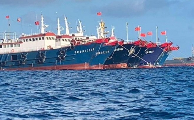 Đội tàu Trung Quốc ở khu vực Đá Ba Đầu thuộc lãnh hải đảo Sinh Tồn Đông của Việt Nam vào cuối tháng 3/2021. Ảnh: Tuần duyên Philippines.