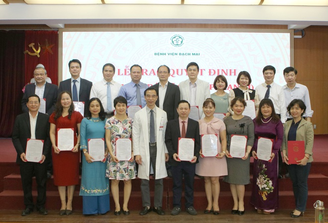 Giám đốc Bệnh viện Bạch Mai trao bổ nhiệm bác sĩ cao cấp cho 19 người - Ảnh 1.