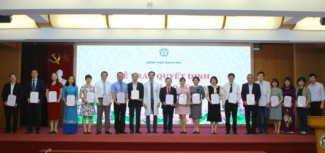 Giám đốc Bệnh viện Bạch Mai trao bổ nhiệm bác sĩ cao cấp cho 19 người - Ảnh 3.
