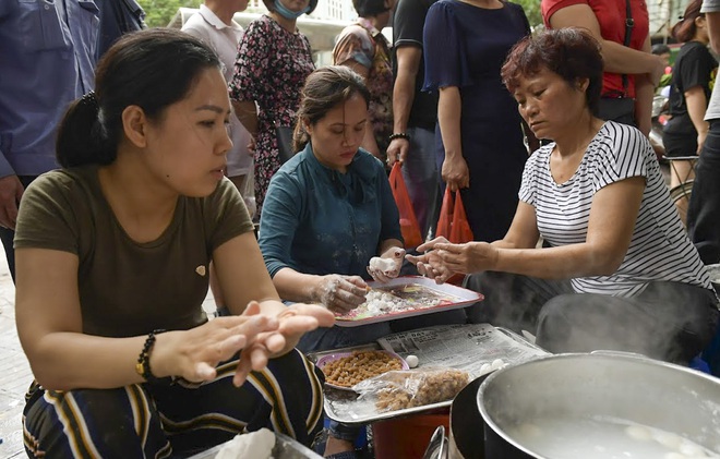 Dân Hà thành rồng rắn xếp hàng mua bánh trôi, bánh chay từ sáng sớm - Ảnh 3.