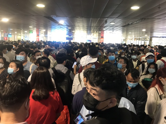 Hàng ngàn khách xếp hàng dài chờ soi chiếu ở sân bay Tân Sơn Nhất sáng sớm 15-4 - Ảnh 3.