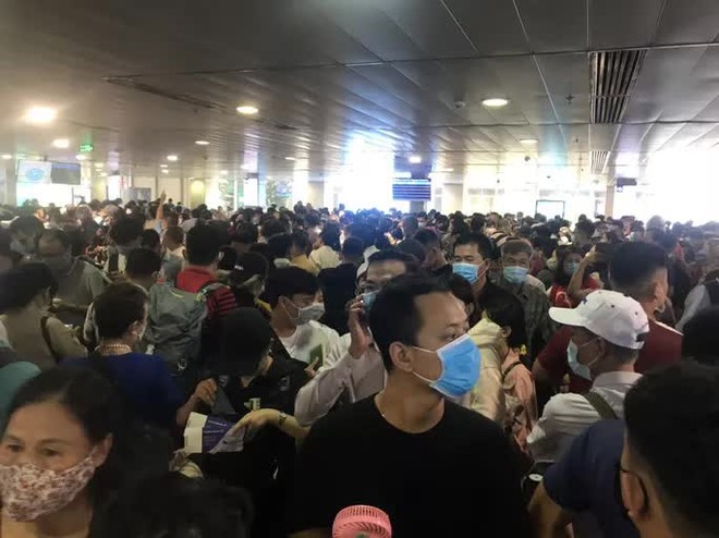 Hàng ngàn khách xếp hàng dài chờ soi chiếu ở sân bay Tân Sơn Nhất sáng sớm 15-4 - Ảnh 4.