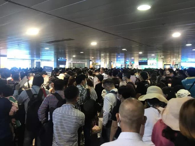Hàng ngàn khách xếp hàng dài chờ soi chiếu ở sân bay Tân Sơn Nhất sáng sớm 15-4 - Ảnh 5.