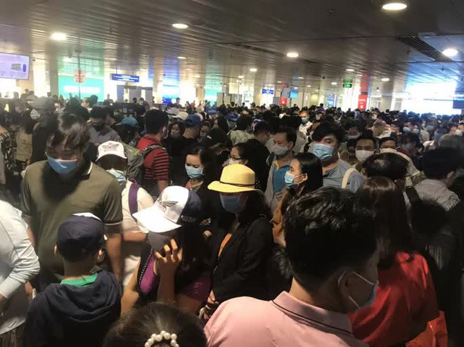 Hàng ngàn khách xếp hàng dài chờ soi chiếu ở sân bay Tân Sơn Nhất sáng sớm 15-4 - Ảnh 6.