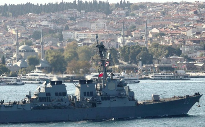 Tàu khu trục Mỹ USS Roosevelt của Hải quân Mỹ ở eo biển Bosphorus (Thổ Nhĩ Kỳ) ngày 2-10-2020. Ảnh: Reuters