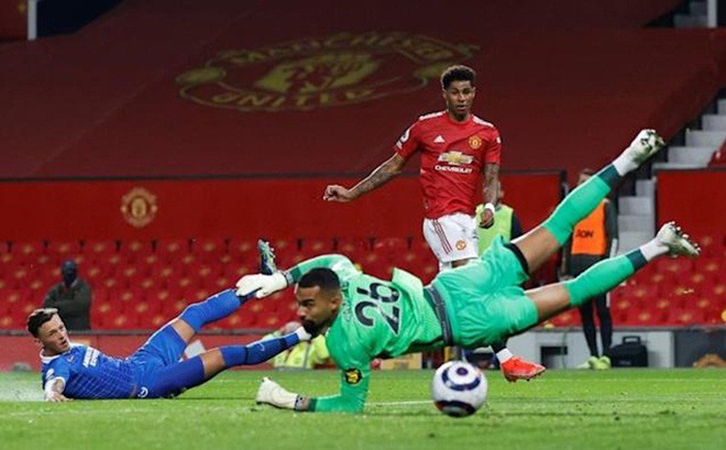 Màu áo đỏ của Man.United hòa vào màu đỏ khán đài sân Old Trafford.