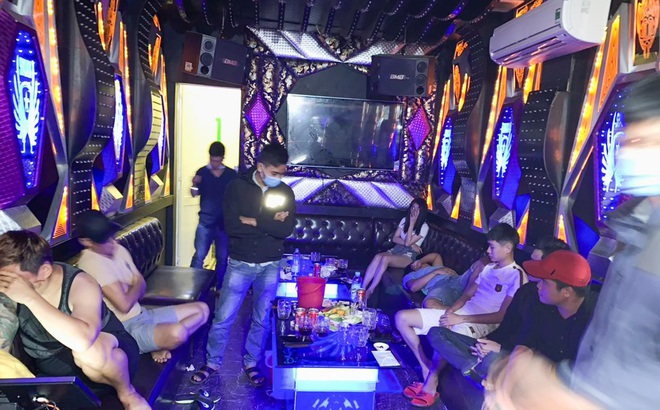 Kiểm tra cơ sở karaoke, lực lượng chức năng phát hiện 10 đối tượng có biểu hiện phê ma túy, qua test nhanh tất cả đều dương tính với ma túy. Ảnh: CACC