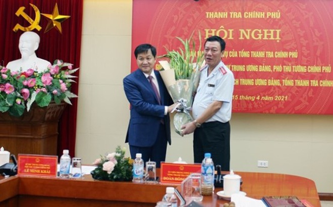 Phó Thủ tướng Lê Minh Khái tặng hoa chúc mừng tân Tổng Thanh tra Chính phủ Đoàn Hồng Phong. Ảnh: BTT.