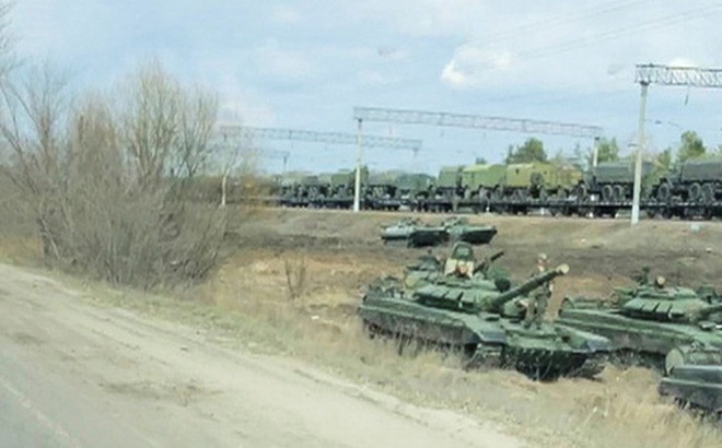 Xe tăng và xe quân sự Nga bị bắt gặp đang tập kết gần một con đường ở thị trấn Maslovka, vùng Voronezh. Ảnh: Reuters