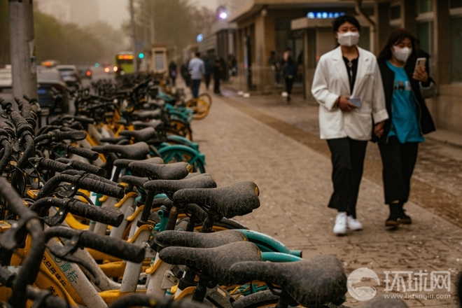 Bão cát tấn công, Bắc Kinh (Trung Quốc) chìm trong bụi bẩn ô nhiễm - Ảnh 9.