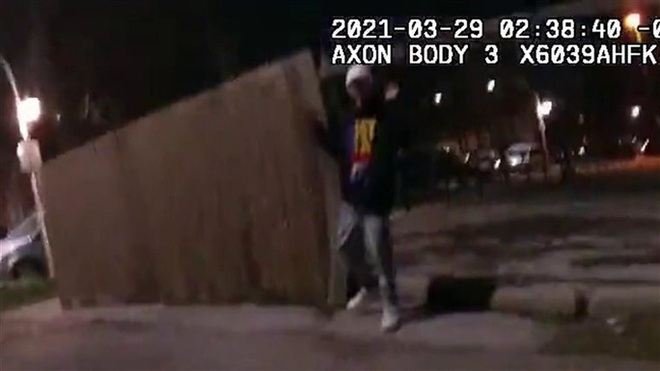 Mỹ: Công bố đoạn video cảnh sát bắn chết thiếu niên 13 tuổi - Ảnh 1.