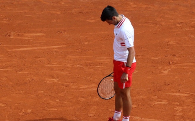 Djokovic thất vọng sau trận thua khó tin trước Evans. (Ảnh: Getty).