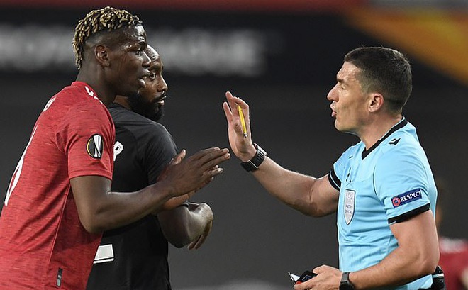 Pogba nhận thẻ vàng trong hiệp 1