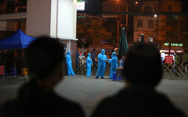 Trăn trở của những người chọn ở lại Bạch Mai: "Bệnh nhân được hưởng lợi, nhưng bác sĩ thì sao?" Trăn trở của những người chọn ở lại Bạch Mai: "Bệnh nhân được hưởng lợi, nhưng bác sĩ thì sao?"