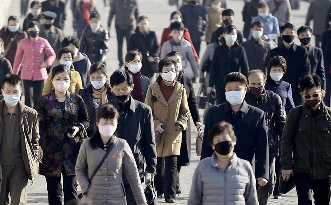 Người dân đeo khẩu trang trong bối cảnh lo ngại về dịch COVID-19 ở Bình Nhưỡng, Triều Tiên. Ảnh: Reuters
