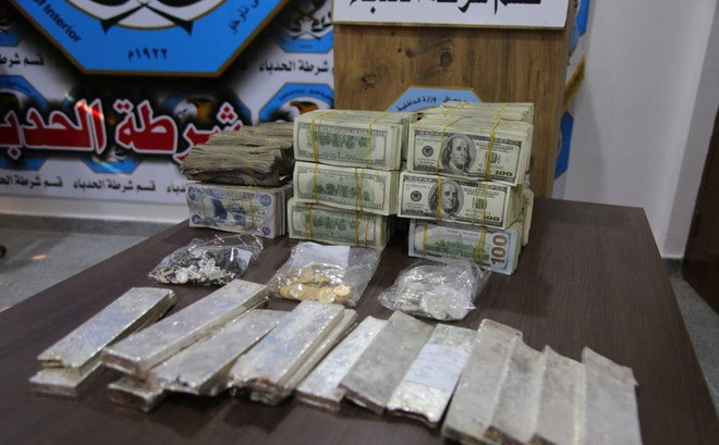 Tiền mặt và vàng bạc được tìm thấy trong hang ổ bỏ hoang của IS. Ảnh: Twitter