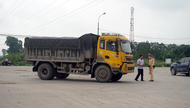 Tài xế xe quá tải gần 150% ‘câu giờ’ gọi điện cầu cứu khi bị xử lý - Ảnh 8.