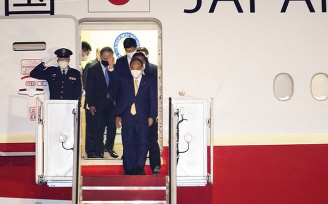 Thủ tướng Nhật Bản Yoshihide Suga tới căn cứ không quân Andrews, bang Maryland - Mỹ hôm 15-4 Ảnh: AP