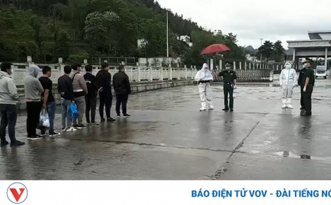 Trao trả 10 công dân Trung Quốc nhập cảnh trái phép cho lực lượng chức năng nước bạn.