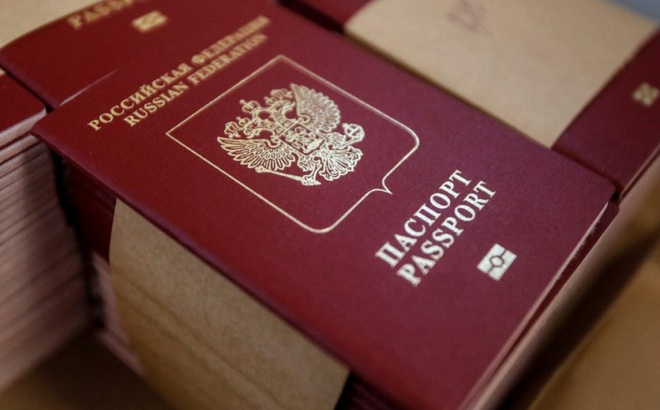 Nga bắt đầu công bố kế hoạch cấp hộ chiếu cho người dân miền Đông Ukraine vào năm 2019. Ảnh: Reuters.