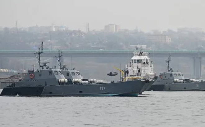 Theo Reuters, 2 tàu đổ bộ lớp Ropucha của Nga đã đi qua eo biển Bosphorus - Thổ Nhĩ Kỳ, để đến biển Đen vào ngày 17-4. Ảnh: Reuters