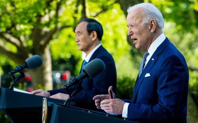 Tổng thống Mỹ Joe Biden và Thủ tướng Nhật Bản Yoshihide Suga tổ chức một cuộc họp báo tại Nhà Trắng vào ngày 16 tháng 4 năm 2021. © Getty Images / Doug Mills-Pool