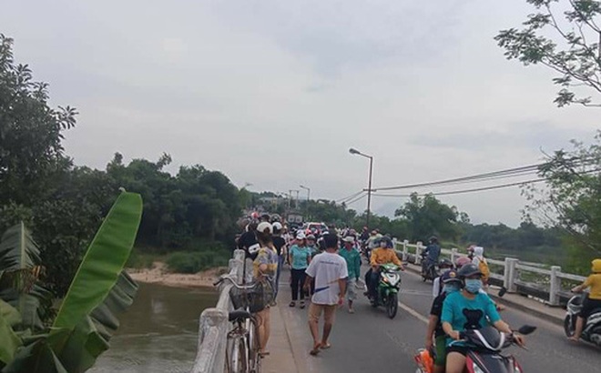 Em Quang bỏ lại xe đạp trên cầu, nhảy xuống sông tự tự
