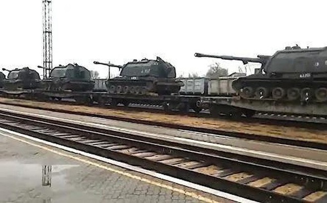 Hình ảnh Nga vận chuyển quân đội cùng thiết bị quân sự ra biên giới Ukraine.